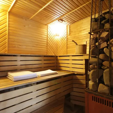 біля витягу Hotel *