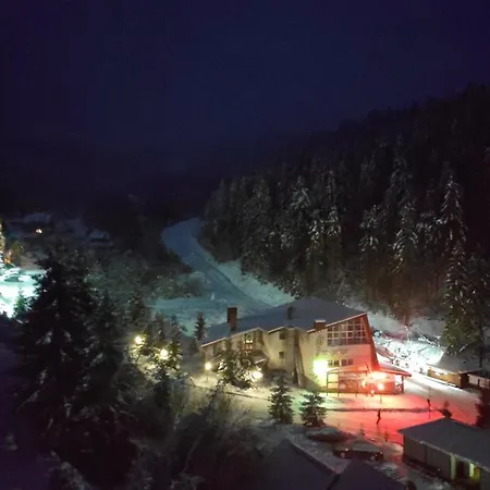 біля витягу Hotel