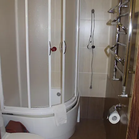 біля витягу Hotel *