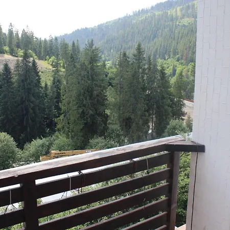 біля витягу Hotel Slavske