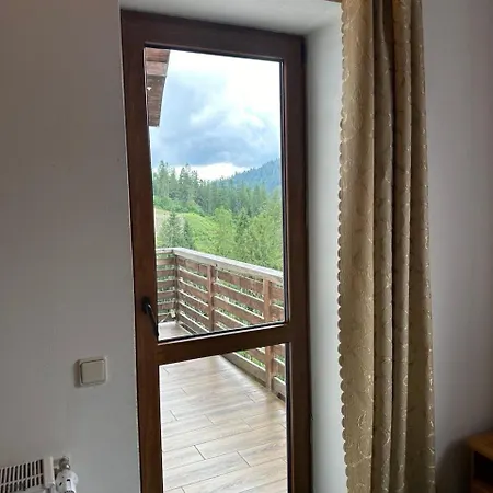 біля витягу Hotel Slavske