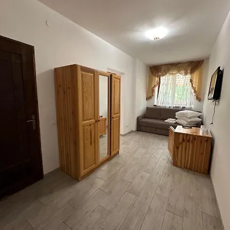 біля витягу Hotel